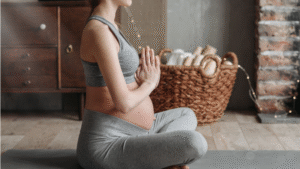 マタニティヨガをする女性