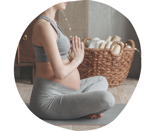 マタニティヨガをする妊婦